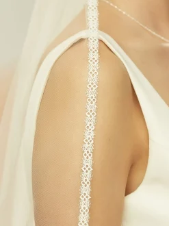 Bianco Evento Single Tier Veils | Fingertip Veils*Bianco Single Tier Fingertip Veil with Narrow Lace Edge S400 Ivory