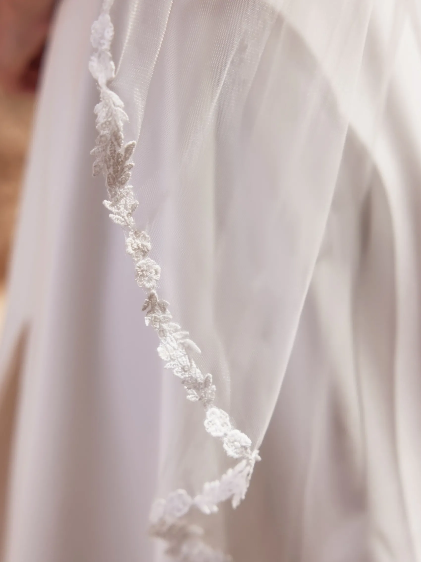 Bianco Evento Single Tier Veils | Fingertip Veils*Bianco Single Tier Narrow Lace Edge Fingertip Veil S508 Ivory