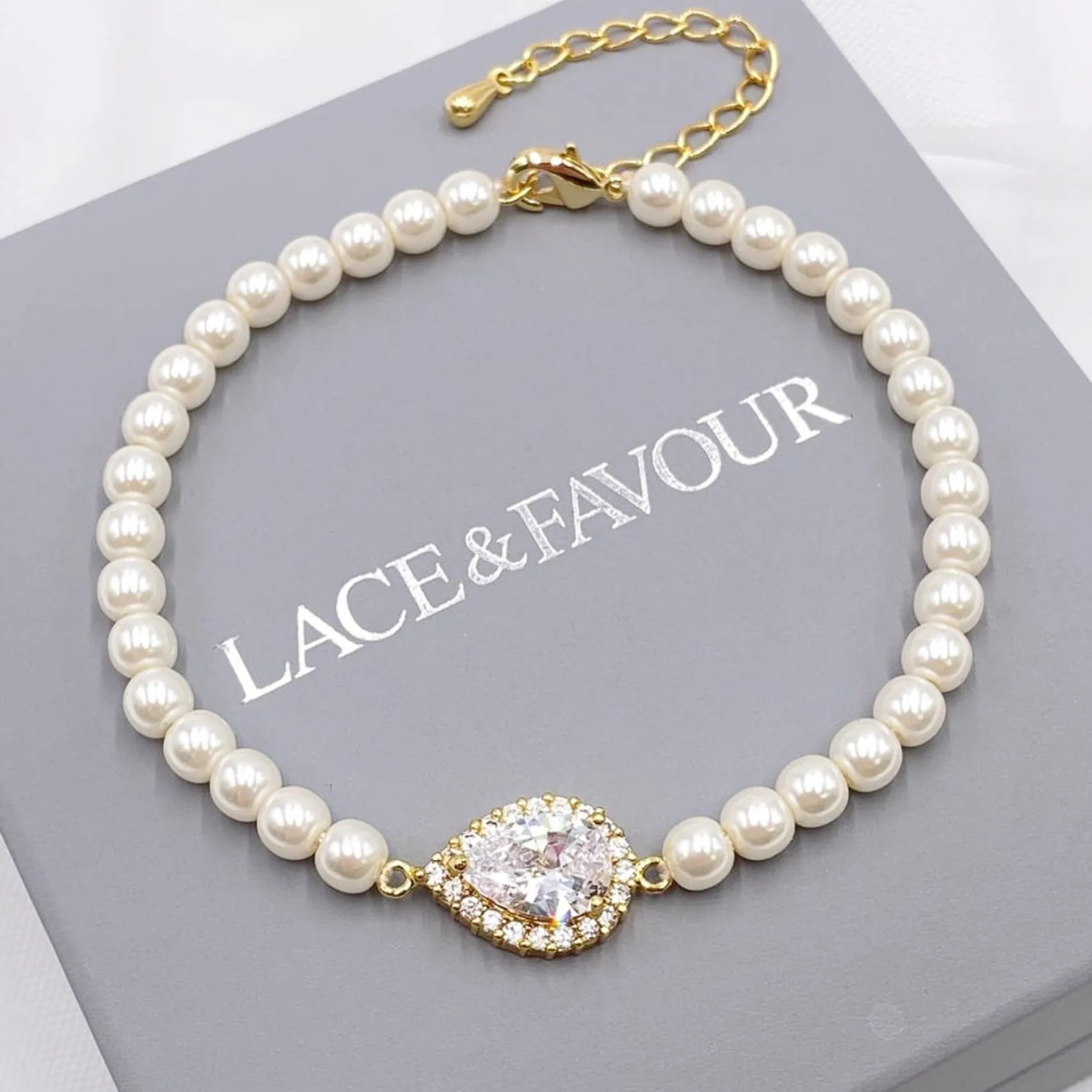 Lace & Favour Bride Gifts | Pearl Jewellery*Desiree Chic Pearl Wedding Bracelet (Gold)