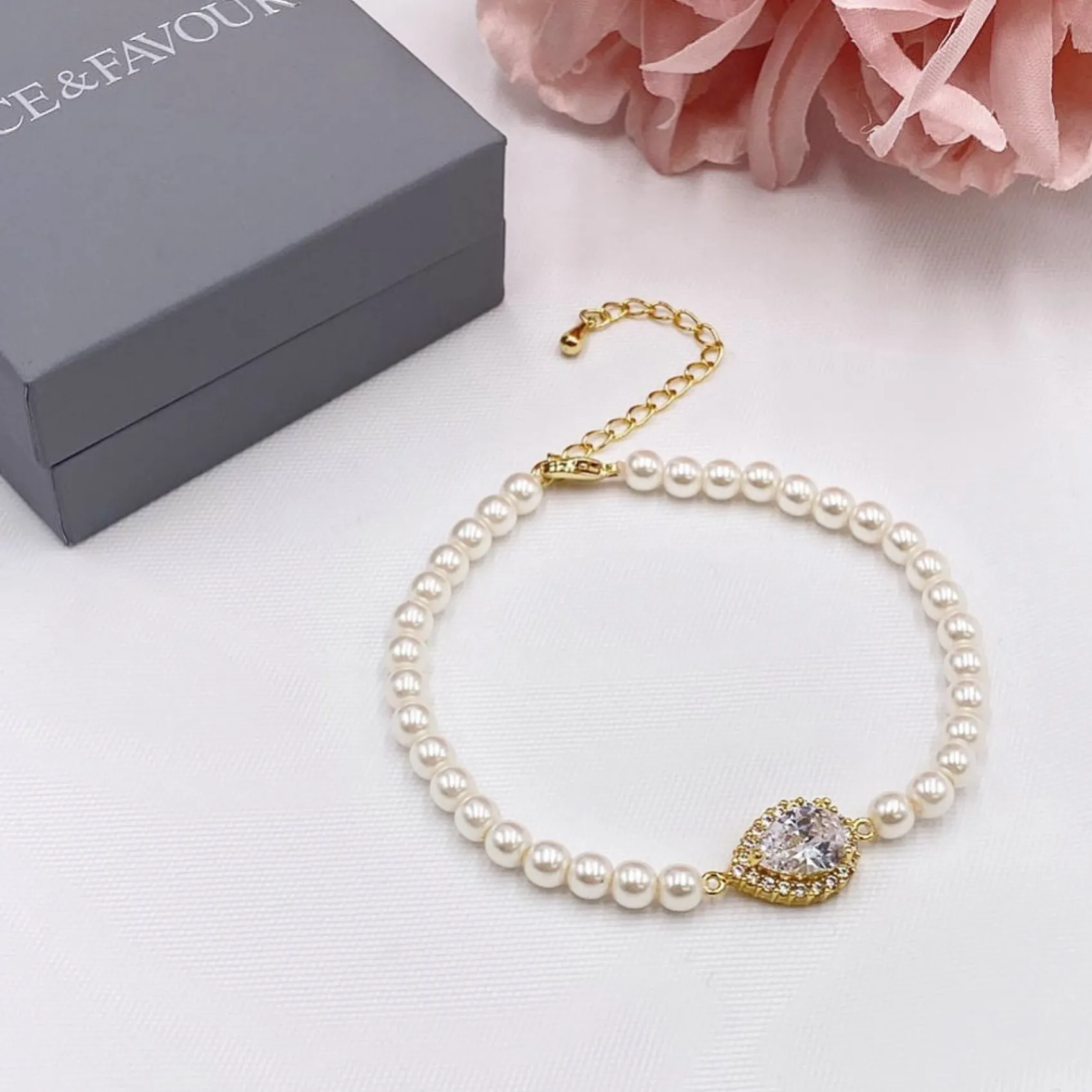 Lace & Favour Bride Gifts | Pearl Jewellery*Desiree Chic Pearl Wedding Bracelet (Gold)