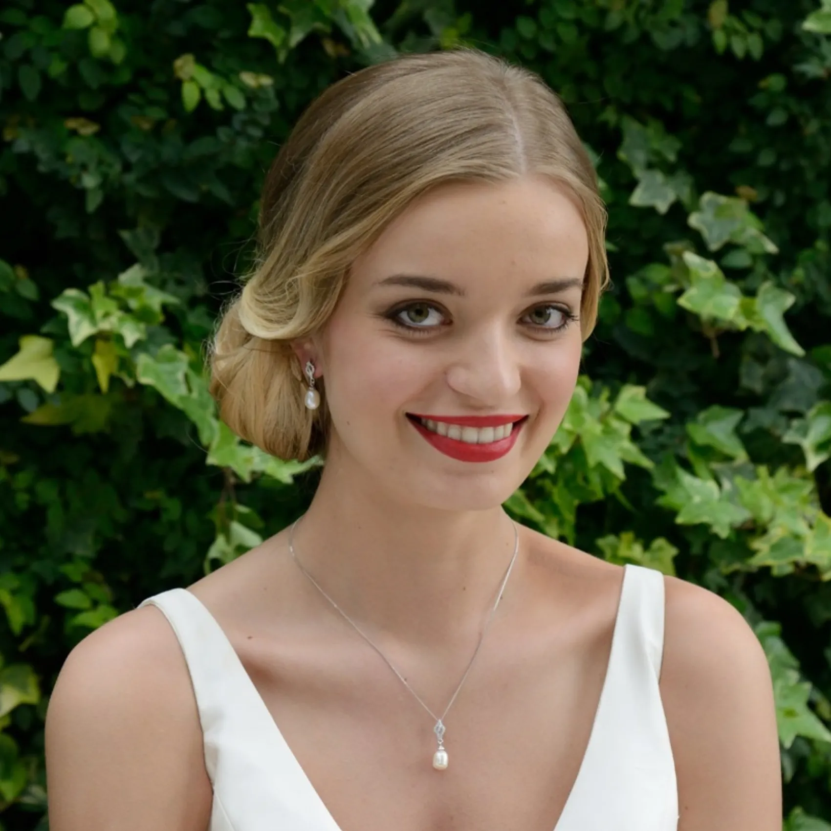 Ivory & Co Bridesmaid Gifts | Pearl Jewellery*Ivory and Co Lisbon Pearl Drop Wedding Earrings