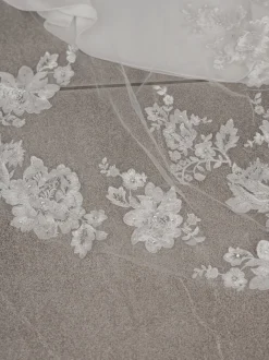 Linzi Jay Single Tier Veils | Chapel Length & Cathedral Veils*Single Tier Chapel Veil with Floral Lace Motifs LA963 Ivory