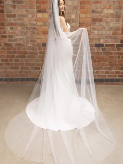 Perfect Bridal Chapel Length & Cathedral Veils | Single Tier Veils*Single Tier Cut Edge Crystal Cathedral Veil Ivory