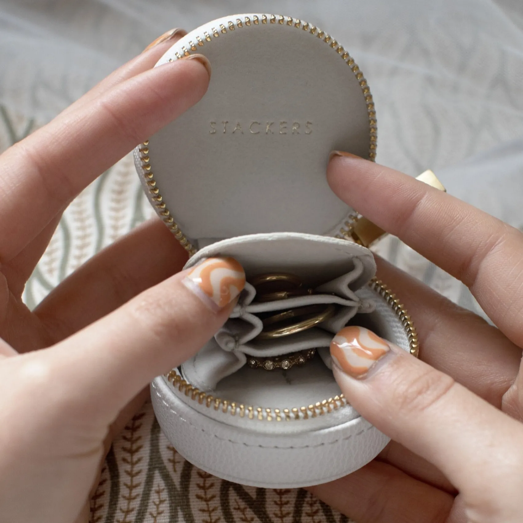 Stackers Mother Of The Groom Gifts | Mother Of The Bride Gifts*Pebble Oyster Travel Jewellery Box White